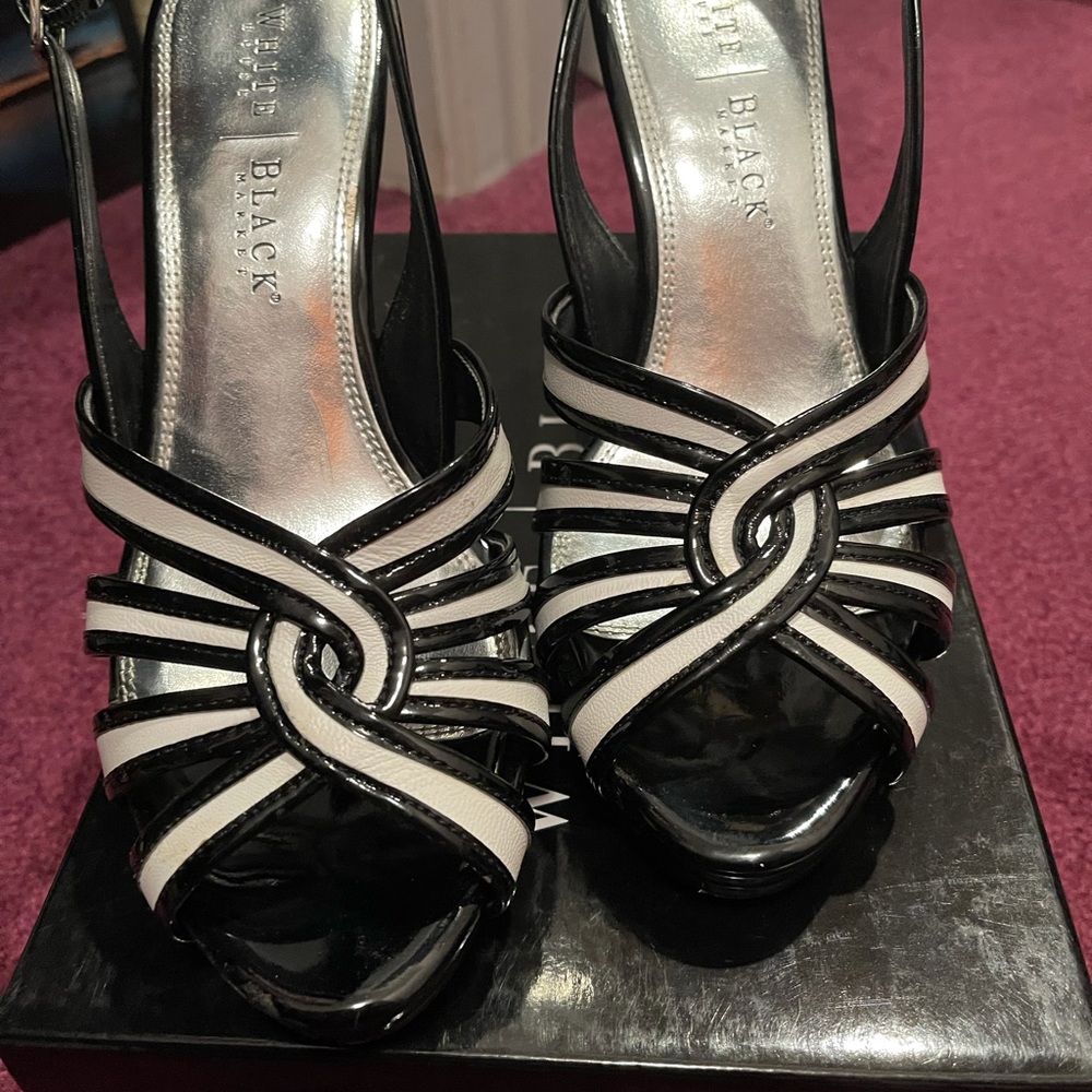 Great condition White House Black market pumps black patent leather size 9